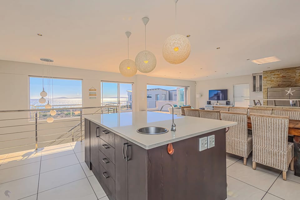 Comfort House, 4 Bedrooms | Private kitchen | Fridge