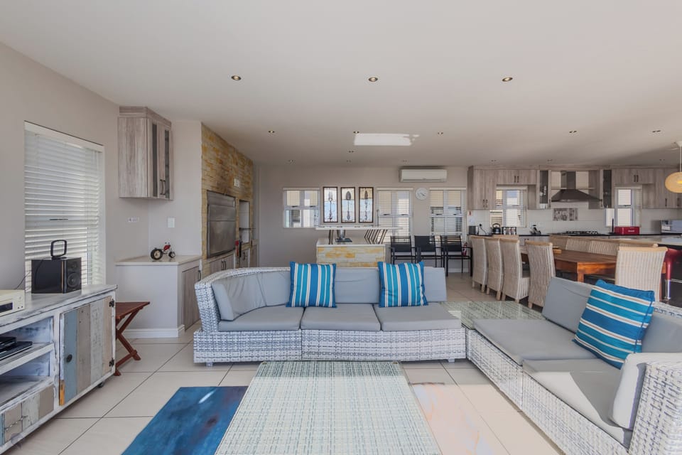 Comfort House, 4 Bedrooms | Living area | TV