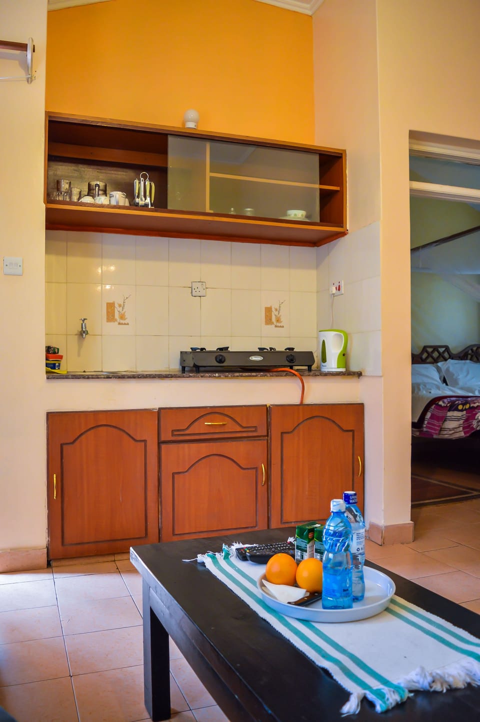 Fridge, coffee/tea maker