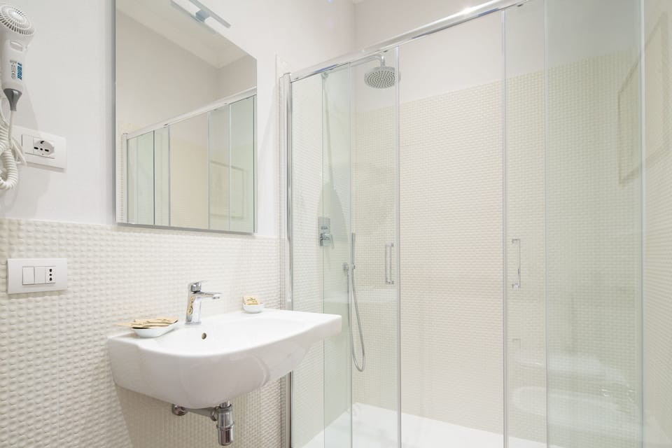 Deluxe Double Room | Bathroom | Shower, free toiletries, bidet, towels
