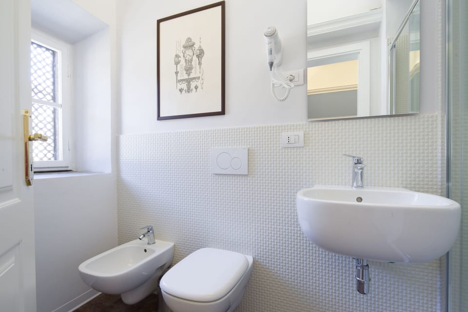 Deluxe Double Room | Bathroom | Shower, free toiletries, bidet, towels