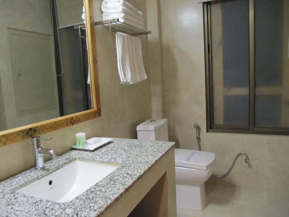 Deluxe Double or Twin Room, 1 Bedroom | Bathroom sink