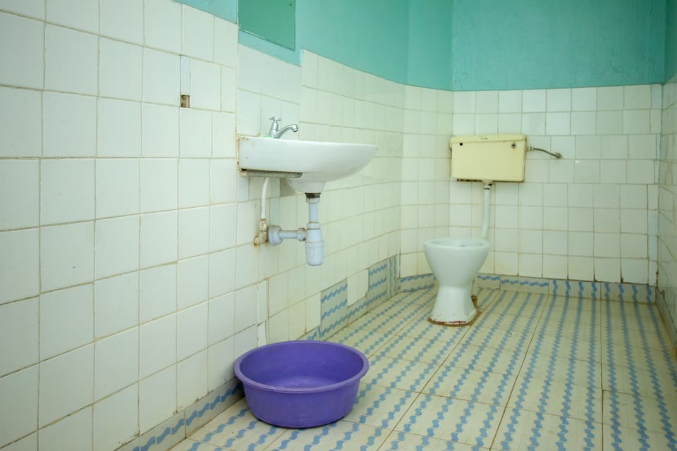 Suite | Bathroom | Combined shower/tub, free toiletries, towels