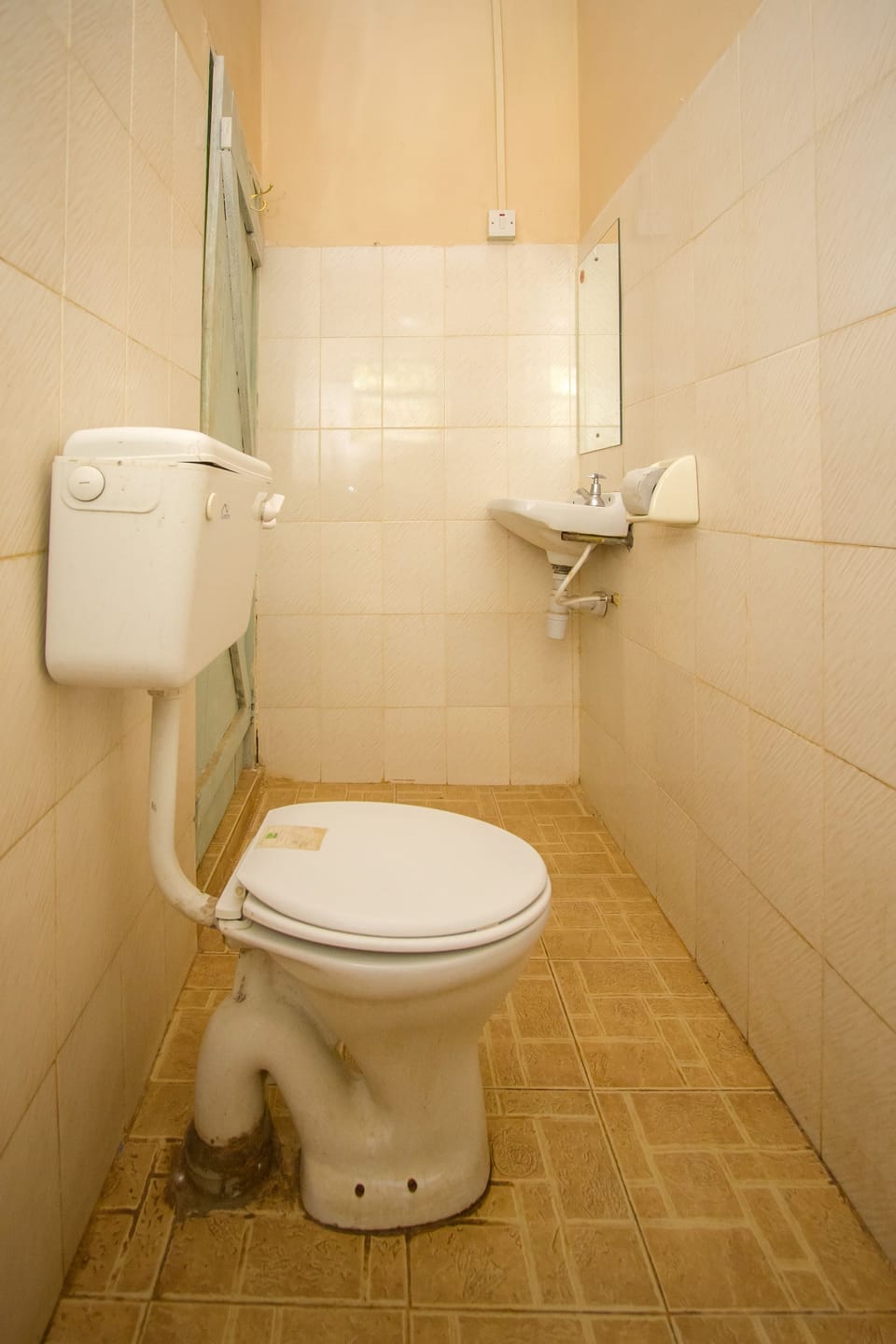 Standard Double Room | Bathroom | Combined shower/tub, free toiletries, towels