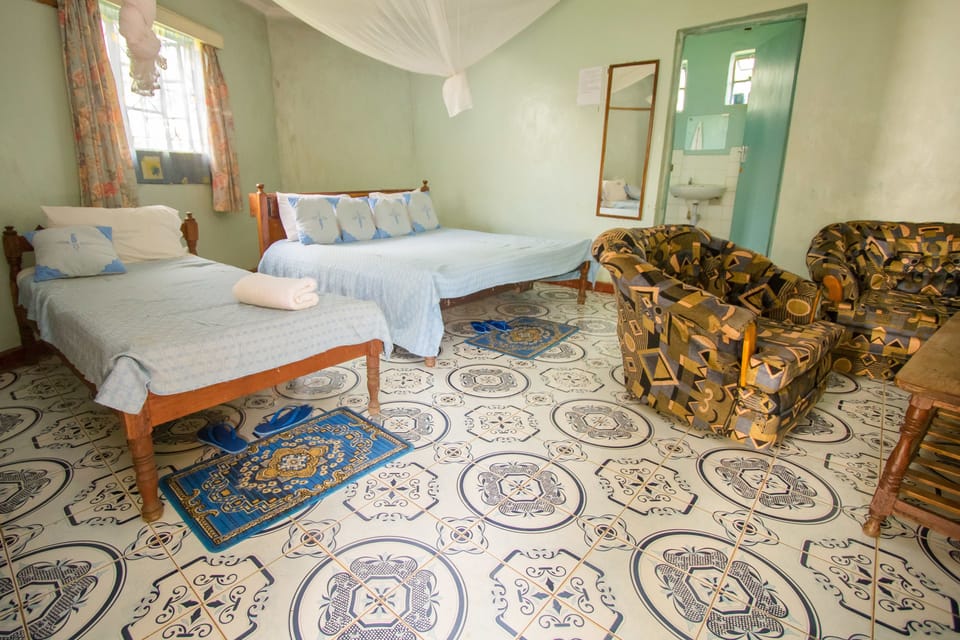 Suite | Desk, free WiFi