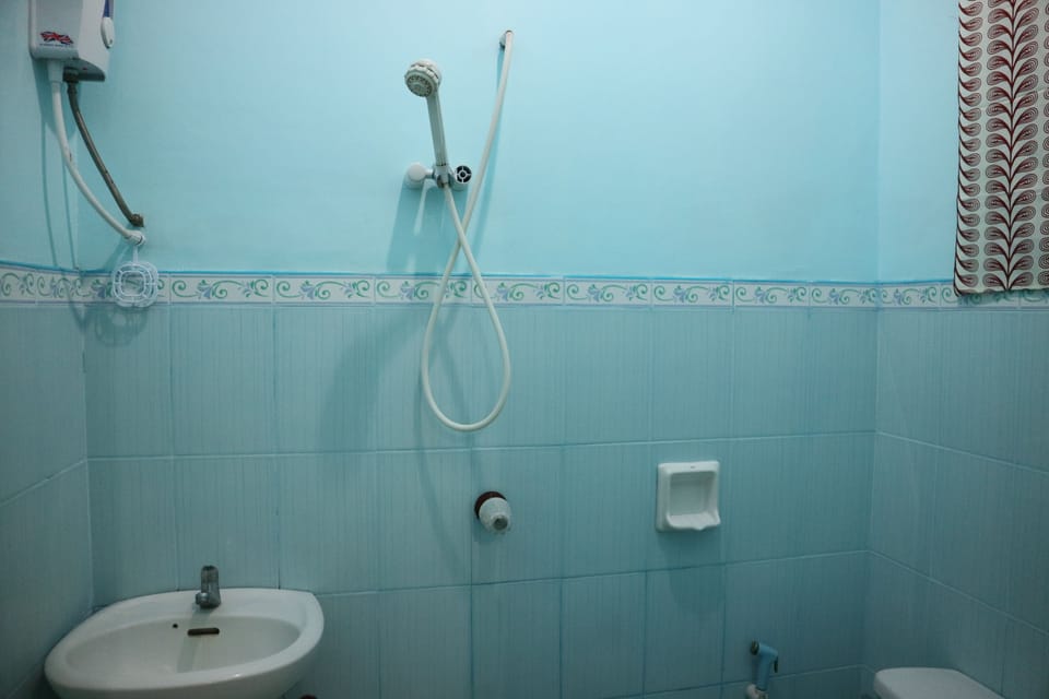 Standard Room | Bathroom | Shower, free toiletries, hair dryer (on request), towels