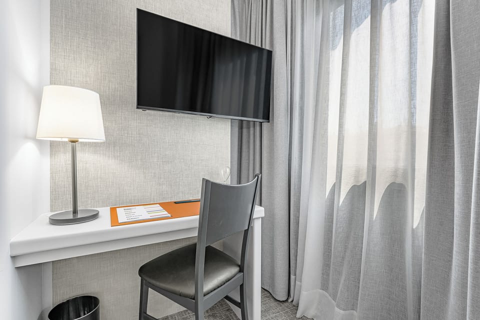 Superior Suite, Kitchenette | Minibar, in-room safe, desk, blackout drapes
