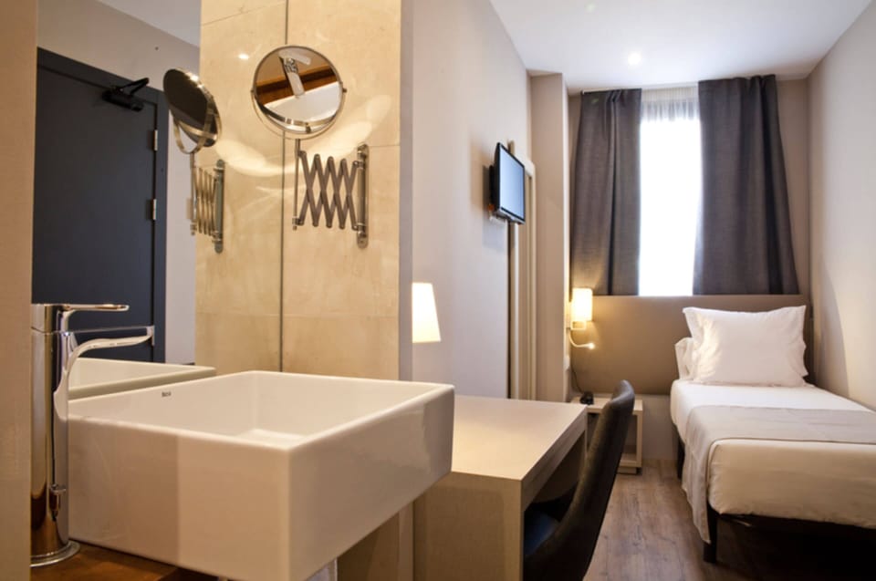 Standard Single Room | In-room safe, desk, blackout drapes, soundproofing