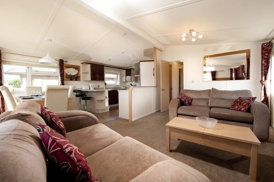 Room, 3 Bedrooms (Gold Lodge) | Living area