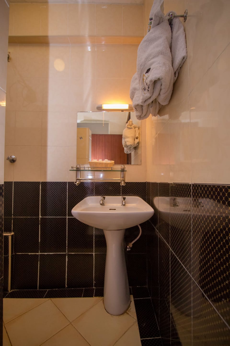 Deluxe Double Room | Bathroom | Shower, free toiletries, slippers, towels