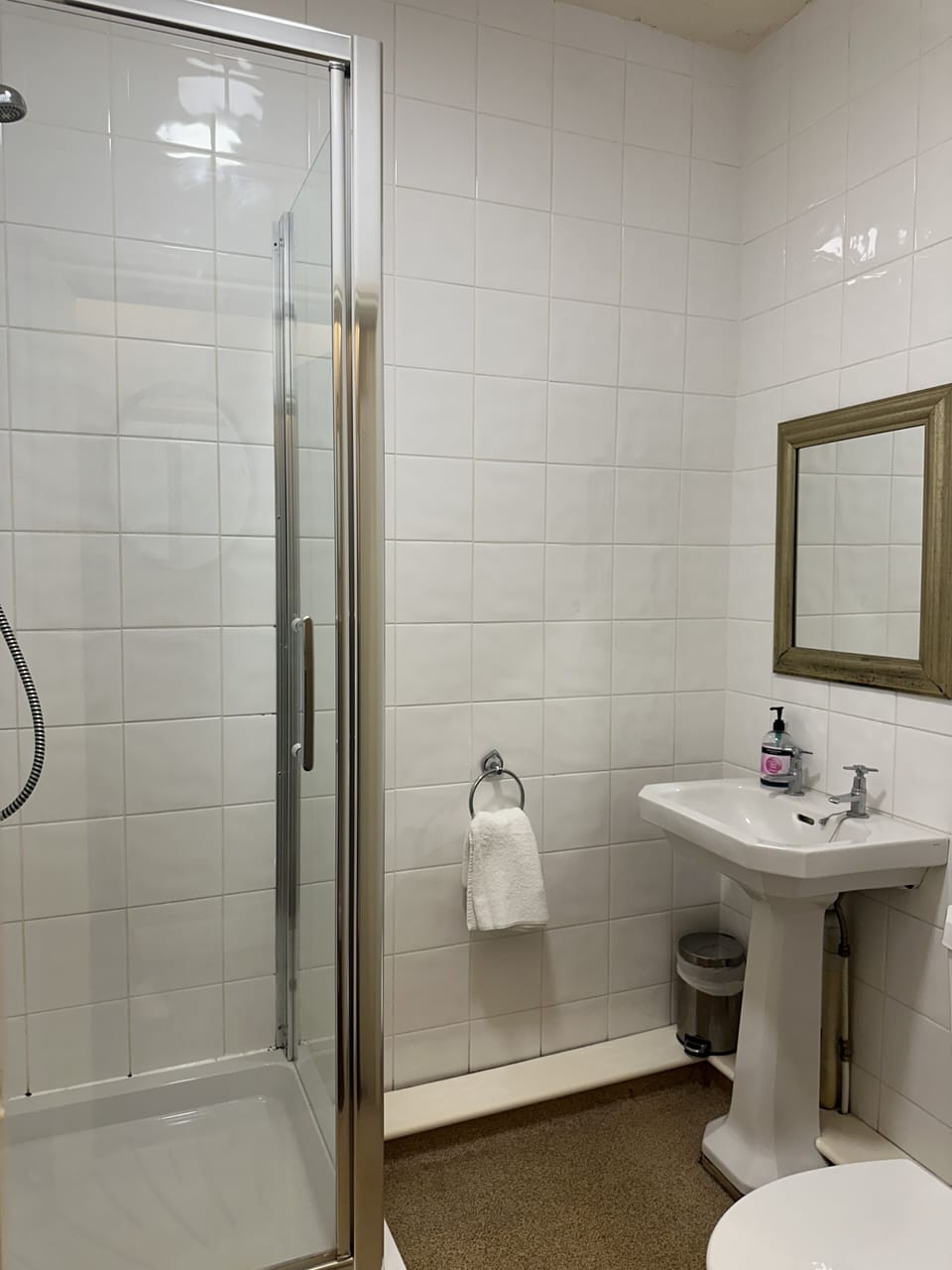 Standard Double Room | Bathroom | Shower, hair dryer, towels