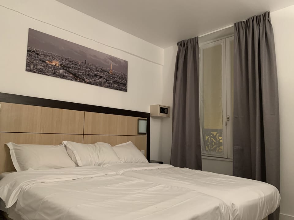 Twin Room | Minibar, in-room safe, soundproofing, free WiFi