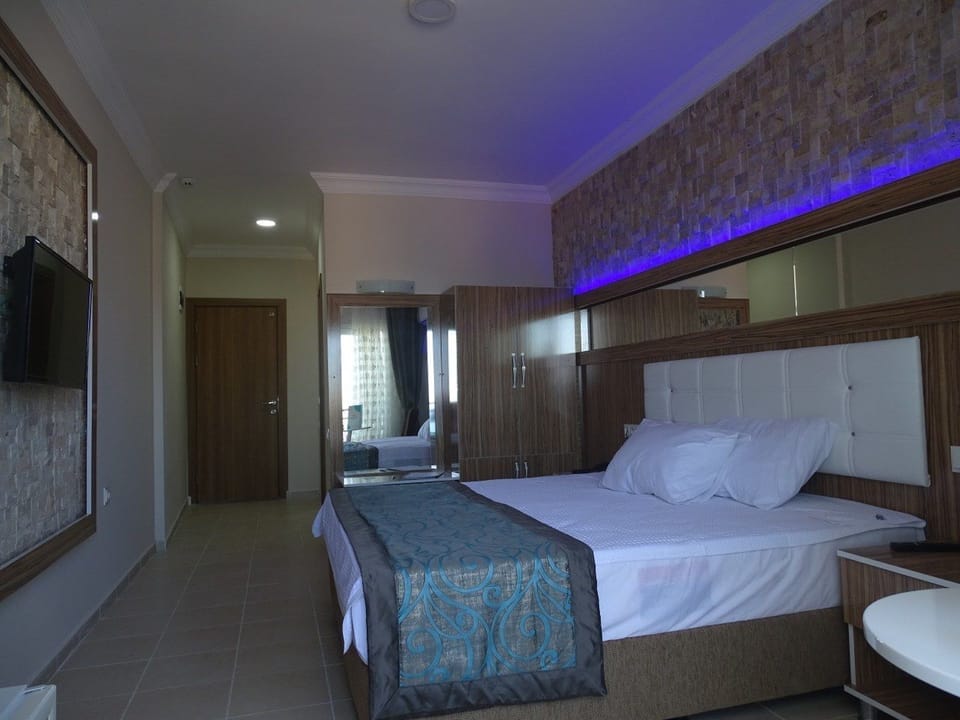 Standard Double or Twin Room | Minibar, in-room safe, desk, soundproofing