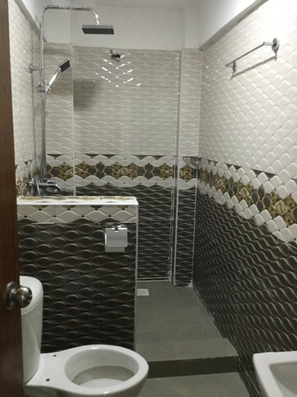 Shower, free toiletries, towels