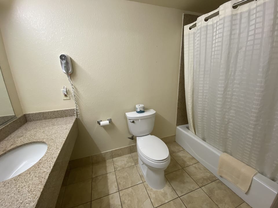 Combined shower/tub, hair dryer, towels