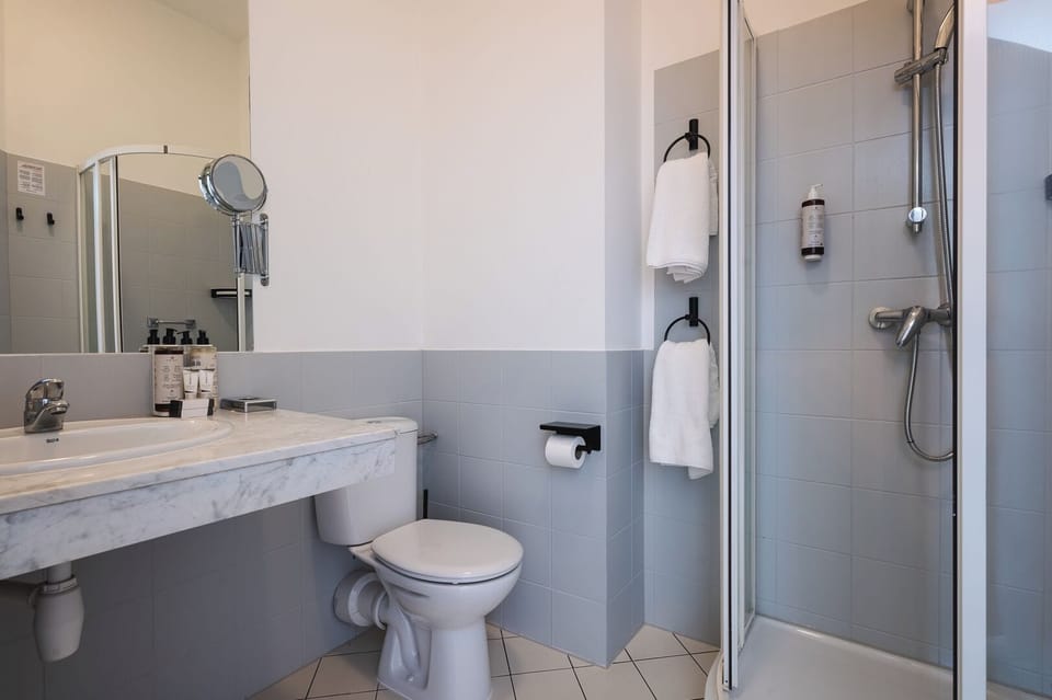 Comfort Apartment | Bathroom | Shower, free toiletries, hair dryer, towels