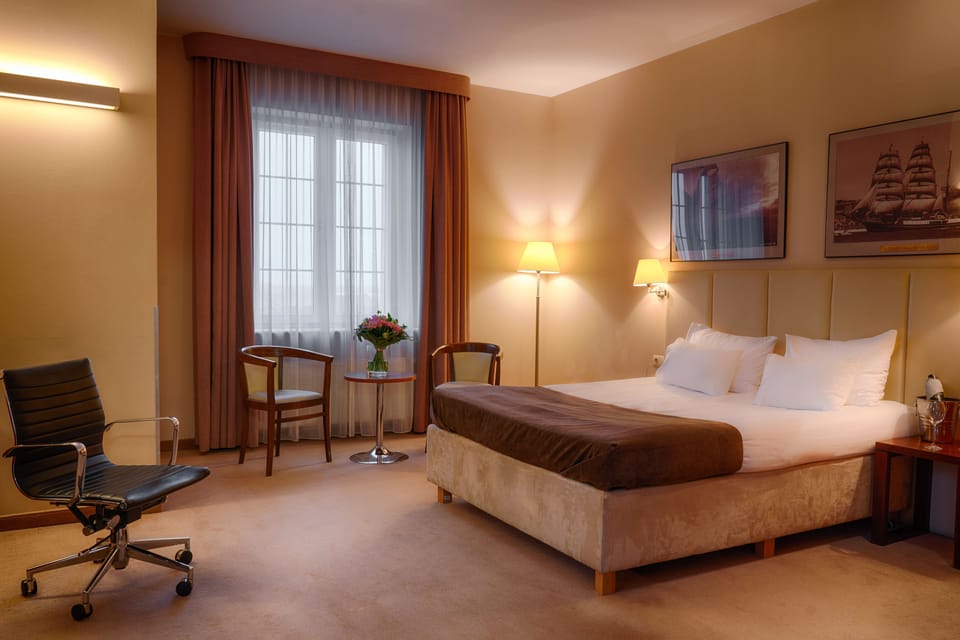 Premium Room | Hypo-allergenic bedding available, in-room safe, desk, laptop workspace