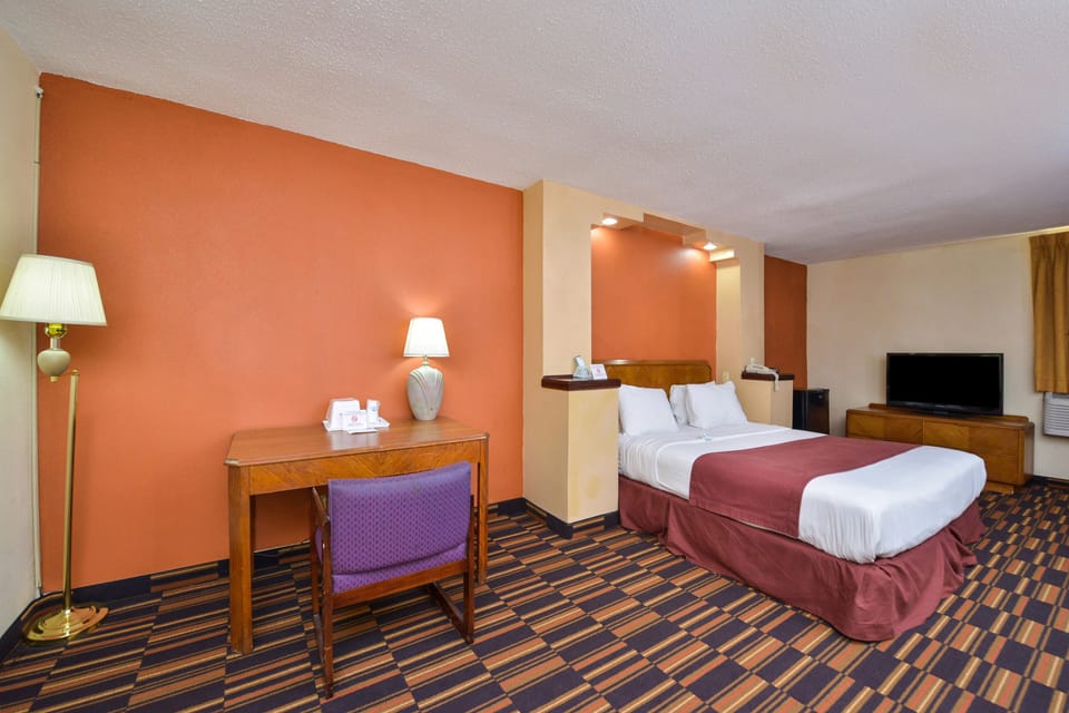 King Room with Spa Bath- Non smoking | Desk, blackout drapes, iron/ironing board, free WiFi