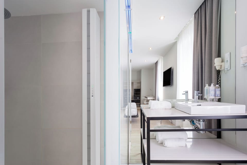 Shower, free toiletries, hair dryer, towels