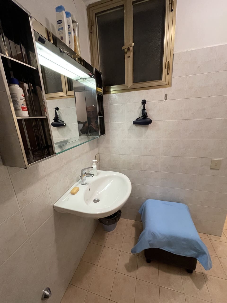 Shower, free toiletries, hair dryer, bidet
