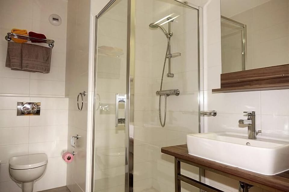 Double Room (Shower) | Bathroom | Shower, free toiletries, hair dryer, towels
