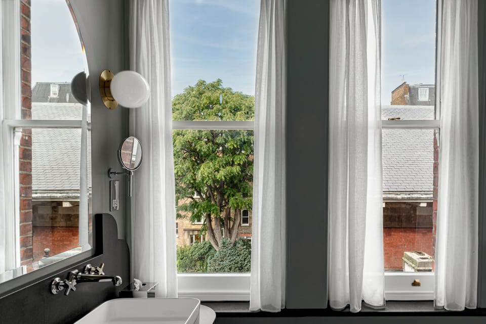Executive Room (Saint Paul) | Bathroom | Combined shower/tub, rainfall showerhead, free toiletries, bathrobes