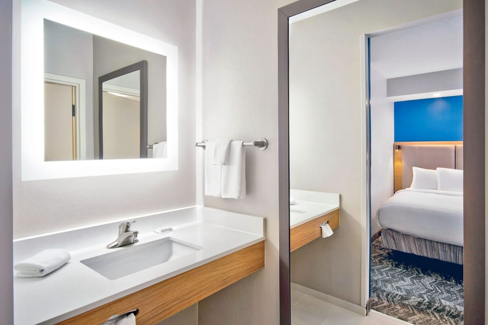 Combined shower/tub, free toiletries, hair dryer, towels