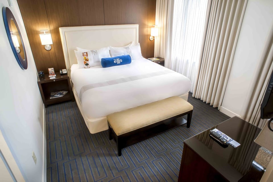 Executive Suite, 1 Bedroom | Premium bedding, pillowtop beds, in-room safe, desk