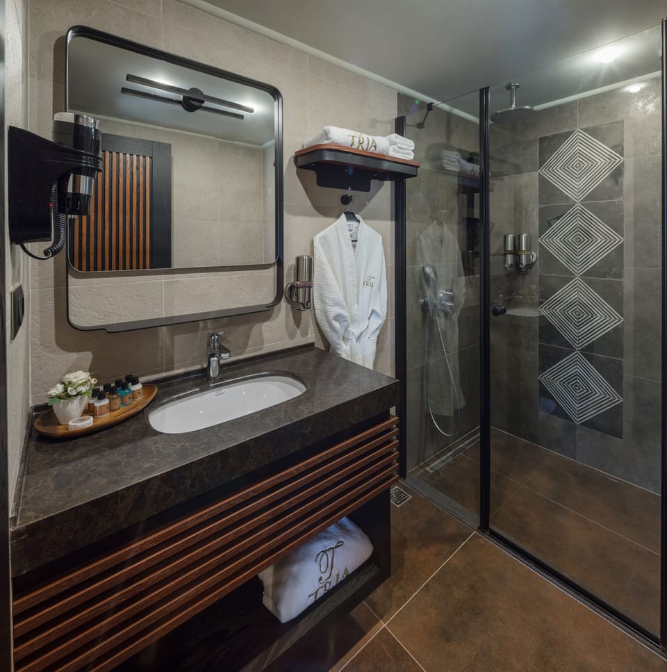 Shower, rainfall showerhead, free toiletries, hair dryer