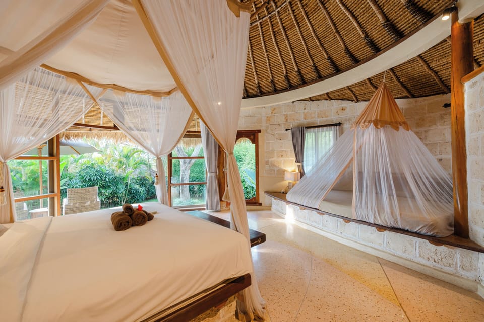 Deluxe Bungalow | Minibar, in-room safe, individually decorated, individually furnished