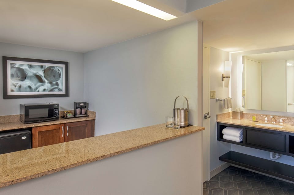 Studio Suite, 1 King Bed | Premium bedding, in-room safe, desk, laptop workspace