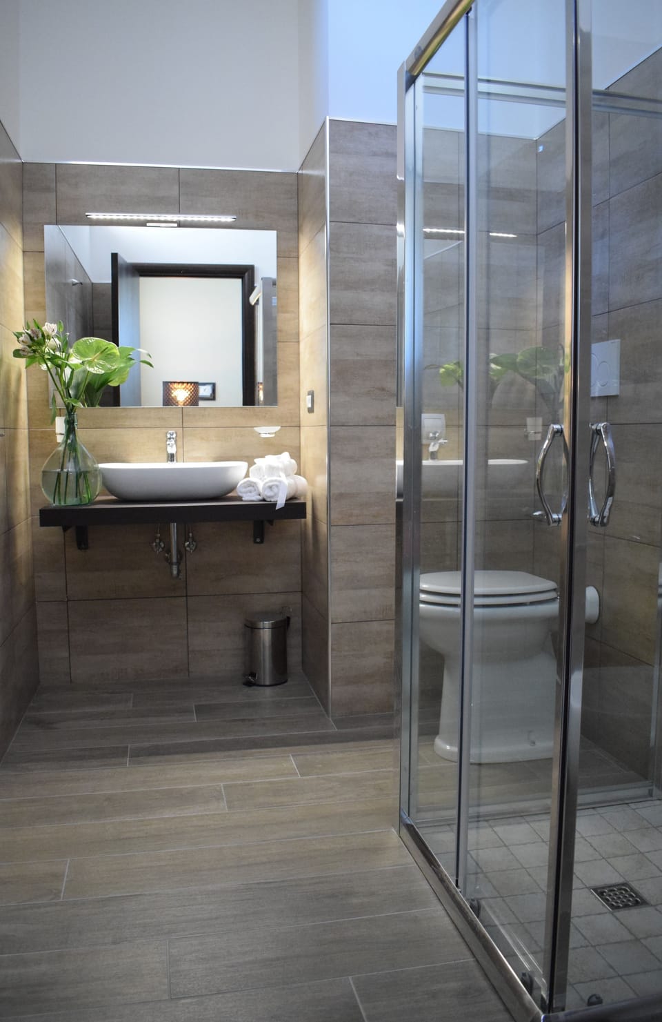 Comfort Triple Room (103 Kitchen) | Bathroom | Shower, free toiletries, hair dryer, bidet