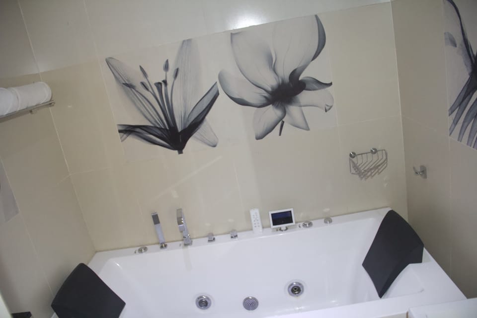 Platinum Suite | Bathroom | Shower, hydromassage showerhead, bathrobes, slippers
