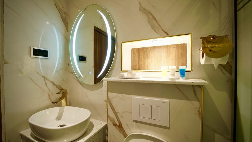 Royal Room | Bathroom | Combined shower/tub, deep soaking tub, rainfall showerhead