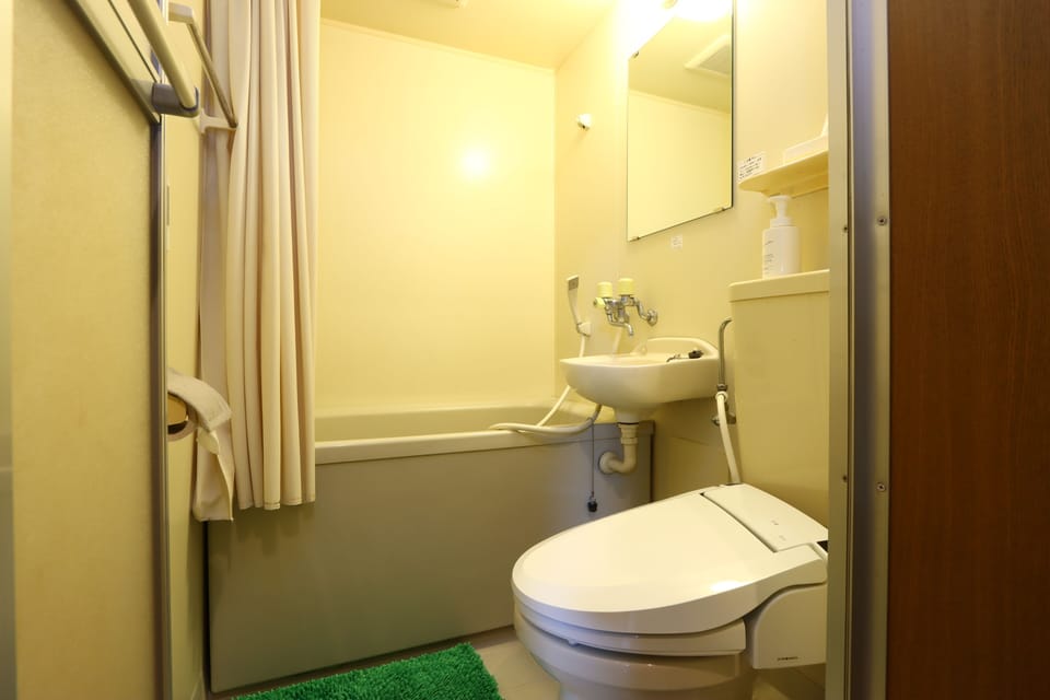 Japanese Style Room with private Bath/Toilet (10 tatami mats) | WiFi (free)