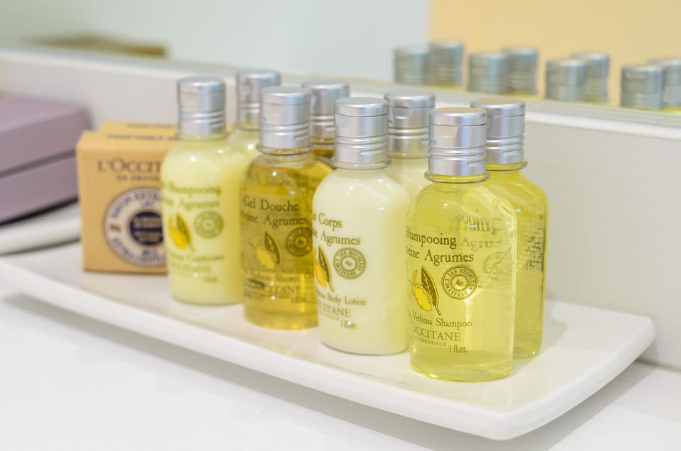 Comfort Quadruple Room (201) | Bathroom | Free toiletries, hair dryer, slippers, towels