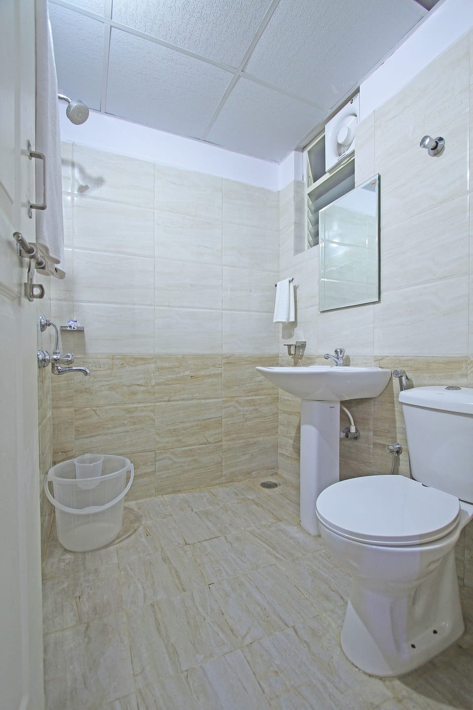 Standard Room | Bathroom | Shower, free toiletries, hair dryer, bathrobes