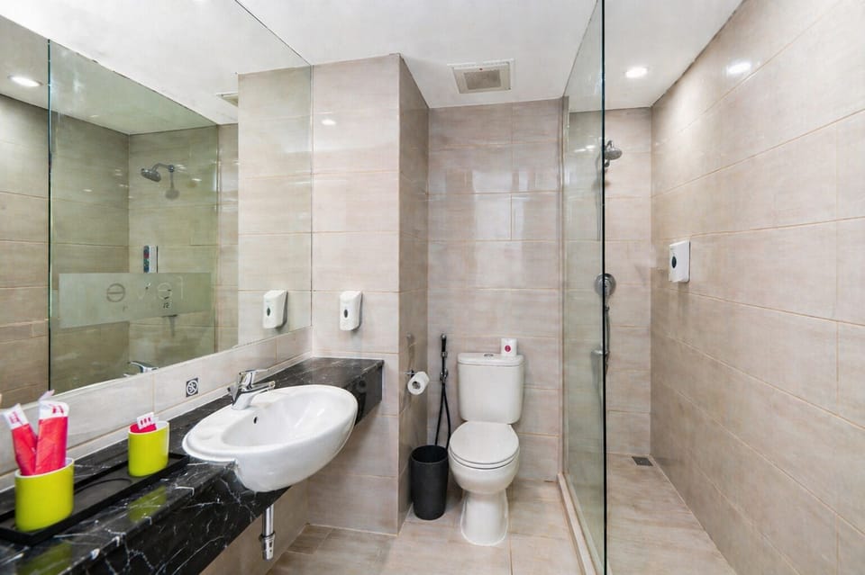 Deluxe Room | Bathroom | Shower, free toiletries, slippers, towels