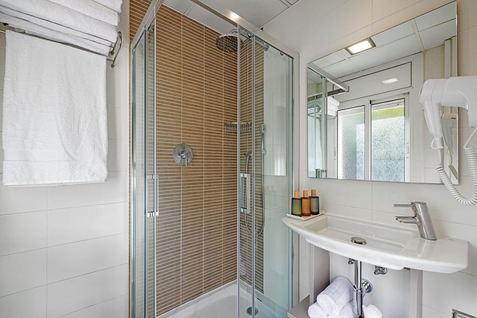 Shower, free toiletries, hair dryer, towels