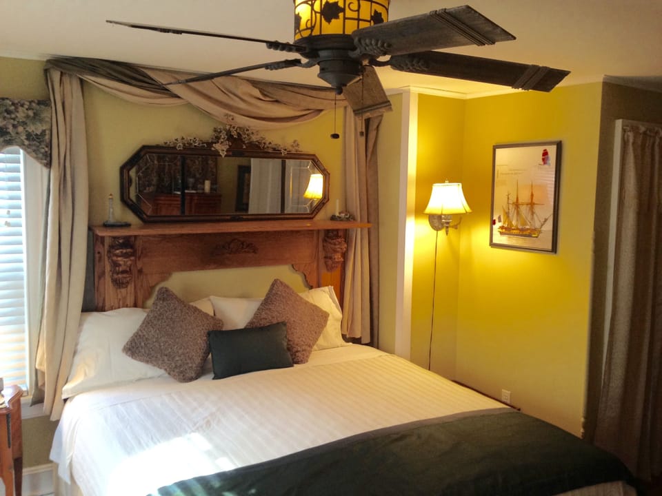 Room, 1 King Bed | Premium bedding, minibar, soundproofing, iron/ironing board