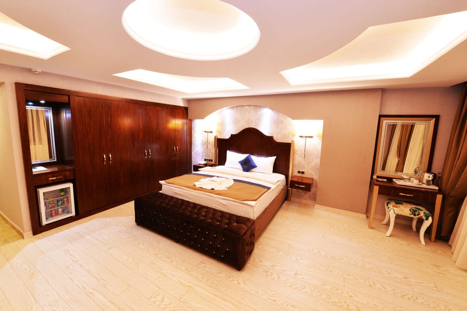 Deluxe Suite, Jetted Tub | Free minibar, in-room safe, desk, soundproofing