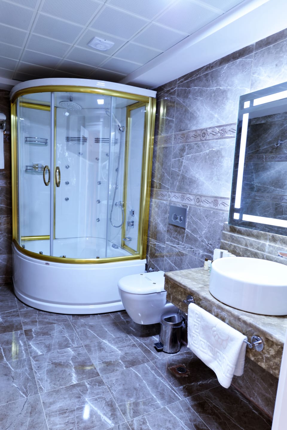 Deluxe Suite, Jetted Tub | Free minibar, in-room safe, desk, soundproofing