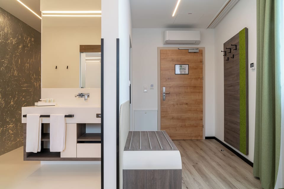 Comfort Double Room | Bathroom | Shower, rainfall showerhead, hair dryer, towels