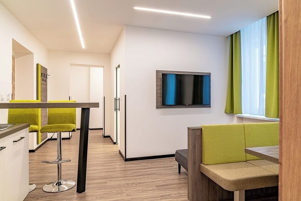 Comfort Apartment | Pillowtop beds, in-room safe, desk, soundproofing
