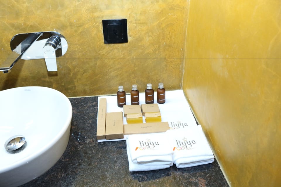 Superior Chalet, Lake View | Bathroom | Shower, free toiletries, hair dryer, towels