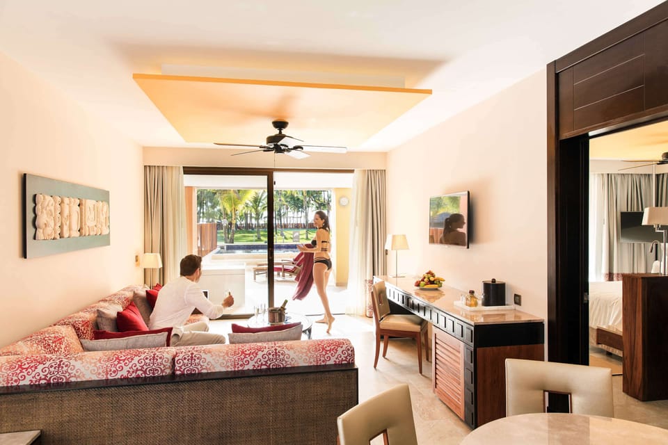 Suite (Swim Up Premium Level) | Free minibar, in-room safe, desk, blackout drapes