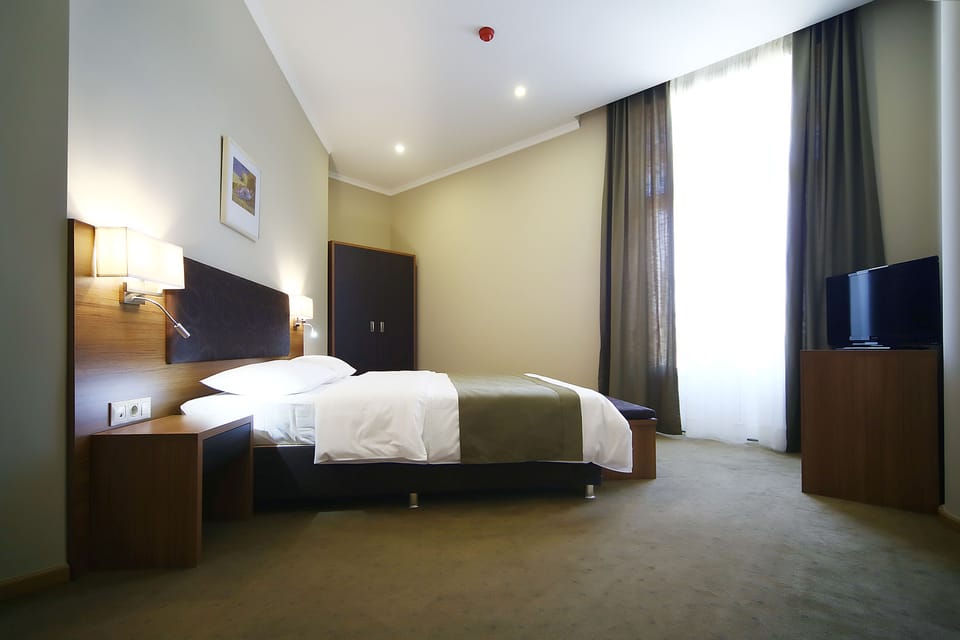 Suite | Minibar, in-room safe, desk, blackout drapes