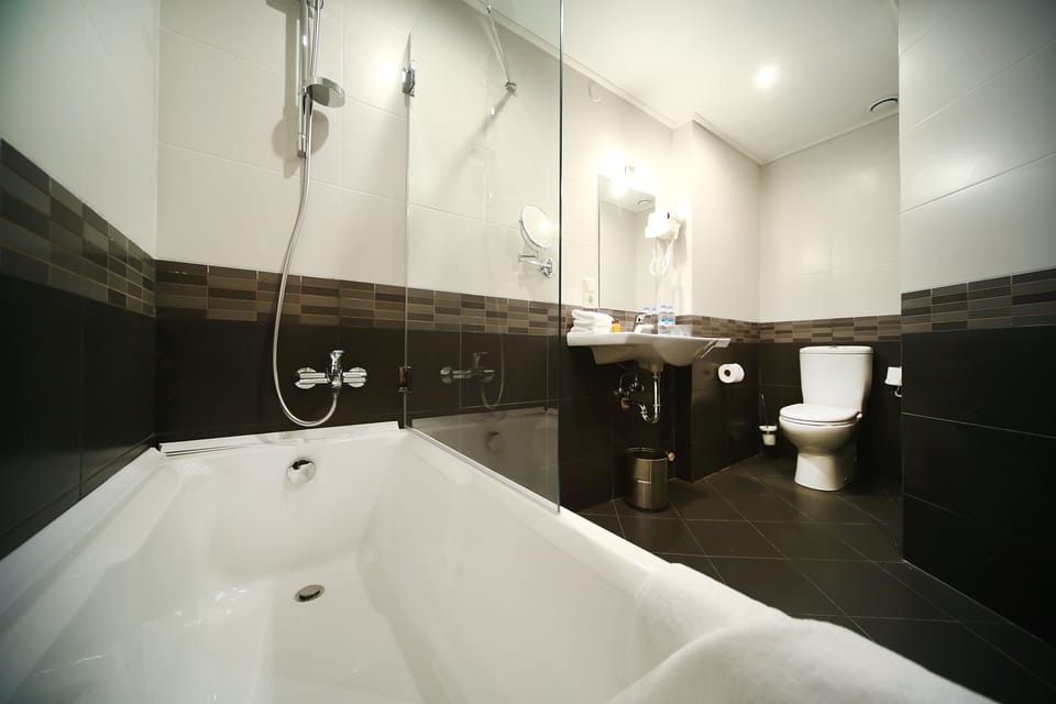 Suite | Bathroom | Shower, hair dryer, bathrobes, slippers