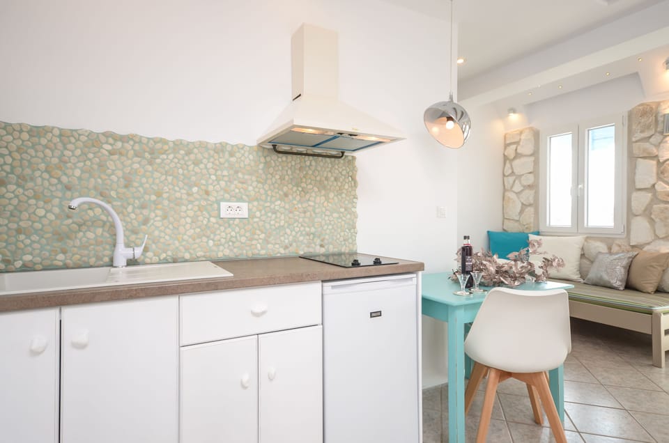 Suite | Private kitchen | Full-size fridge, stovetop, espresso maker, coffee/tea maker