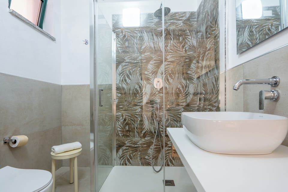 Standard Double Room | Bathroom | Shower, free toiletries, hair dryer, bidet